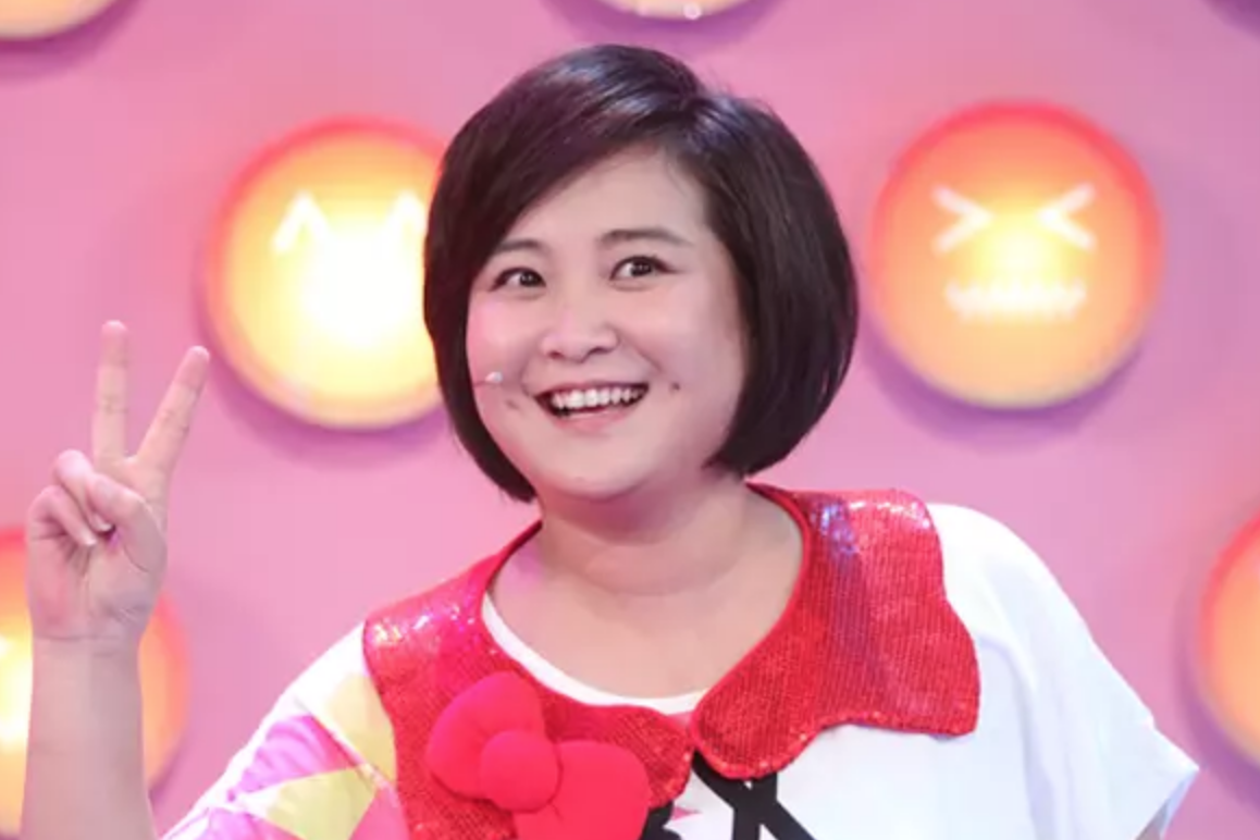 贾玲现身米兰时装周瘦到变相 连标志性的酒窝都没了