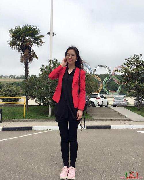 纯情太子被美女当众扑倒 纯情太子被美女当众扑倒